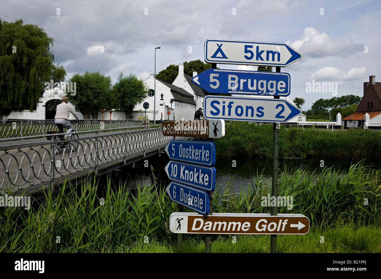 Richtung Verkehrszeichen für Autofahrer und Radfahrer Damme, Flandern, Belgien, Europa Stockfoto
