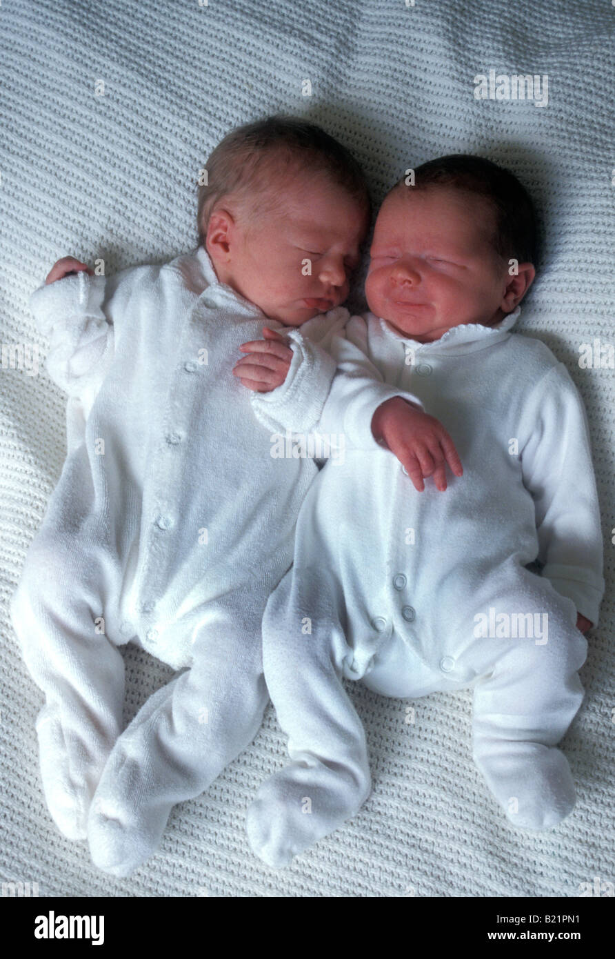 Neugeborenen nicht eineiigen Zwillingen liegen und schlafen in Babybodies Stockfoto