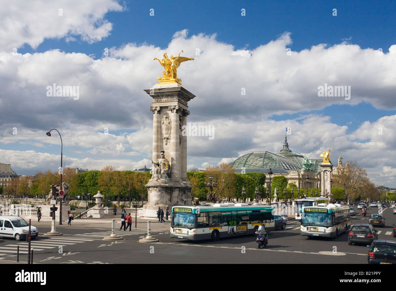 Pont Alexandre III und Grand Palais mit Fußgängern und Busverkehrs in Frühlingssonne Paris Frankreich Europa Stockfoto
