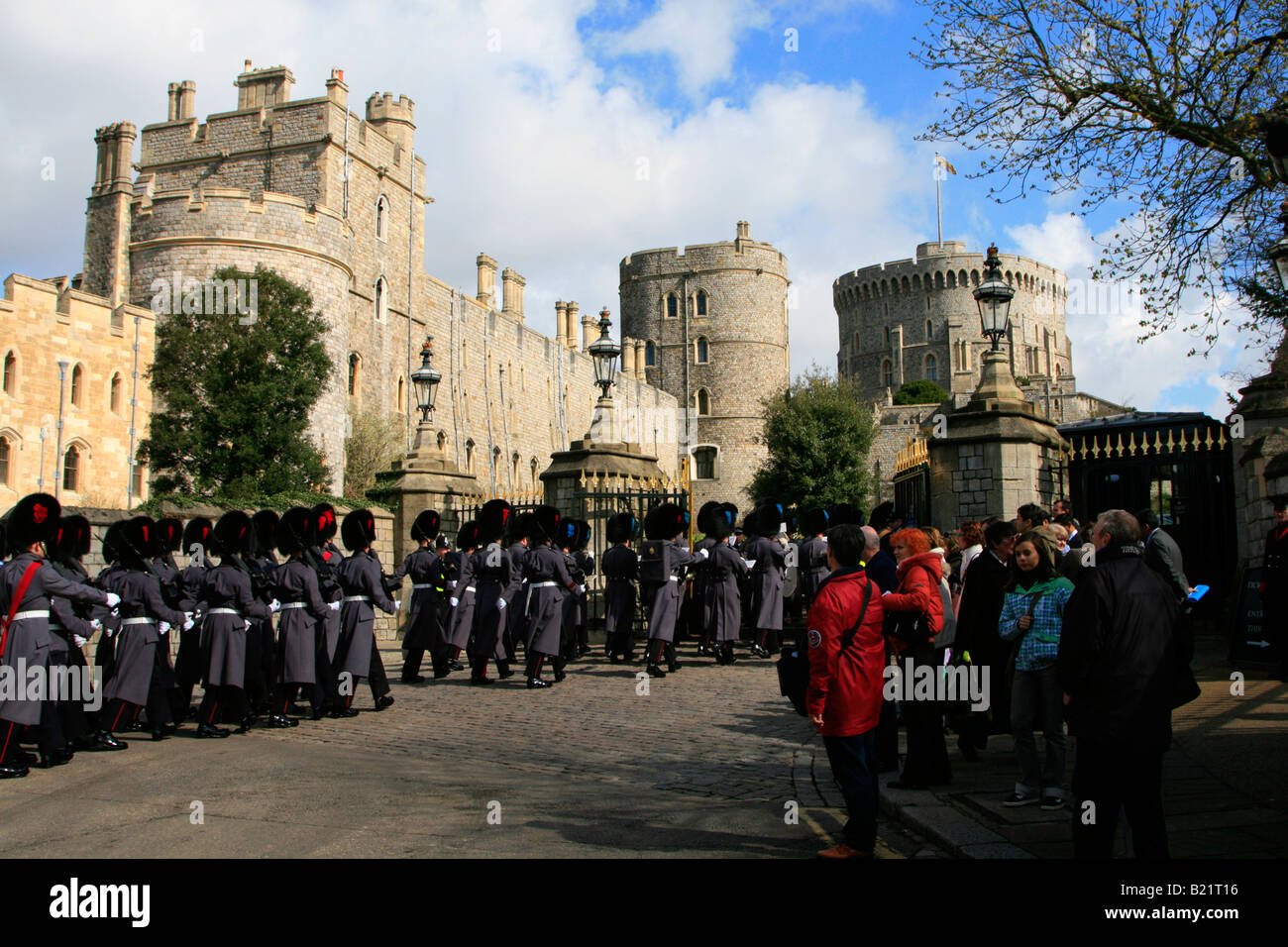 Kapellenmitglieder verlassen Stadtzentrum Touristen in Windsor Castle, Royal Borough of Windsor und Maidenhead, Berkshire, england Stockfoto