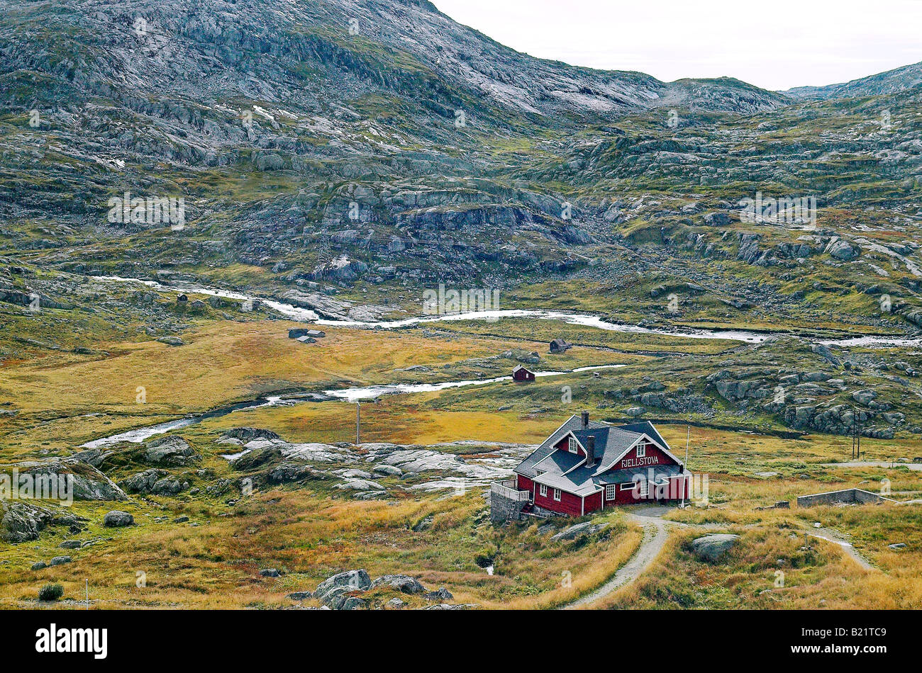 Bergregion Norwegens entlang der Bergensbana mit traditionellen hölzernen Gartenhaus und Stream im Hintergrund Stockfoto