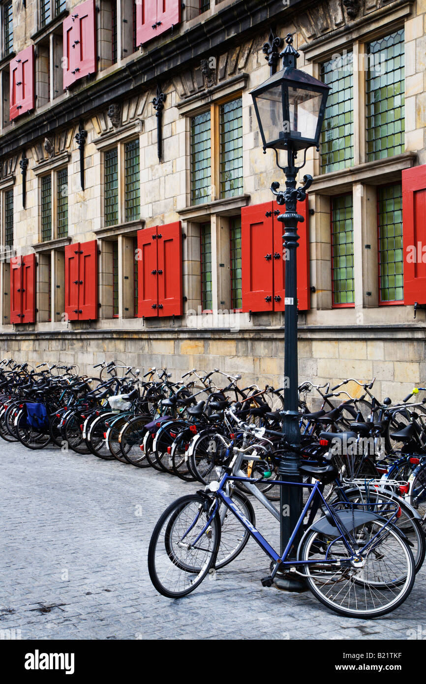 Im Rathaus der Stadt Delft Holland Fahrräder Stockfoto