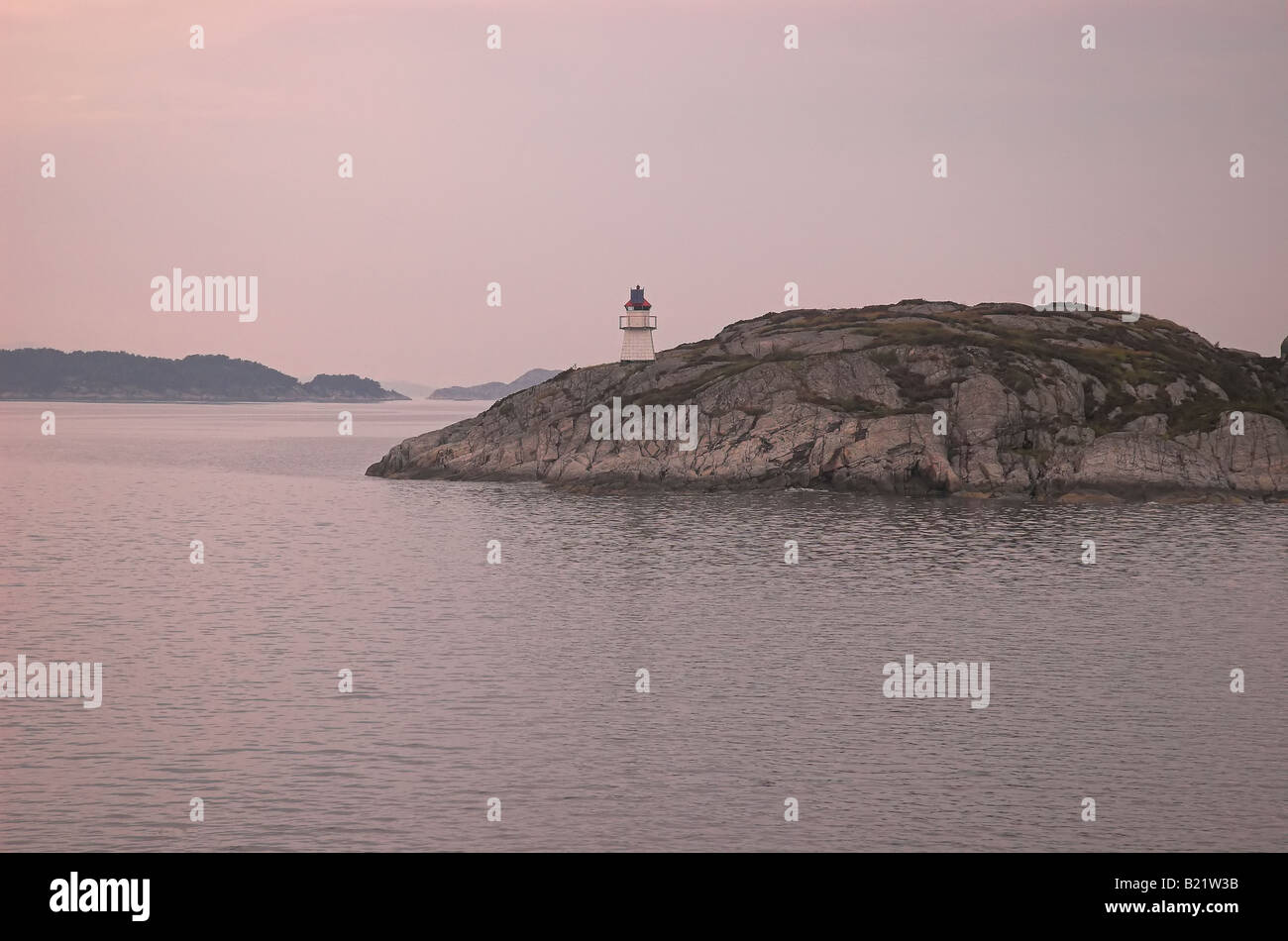 Typische Küstenlinie und traditionellen Leuchtturm in der Nähe gesehen von Fähre Sognefjord, Norwegen Stockfoto