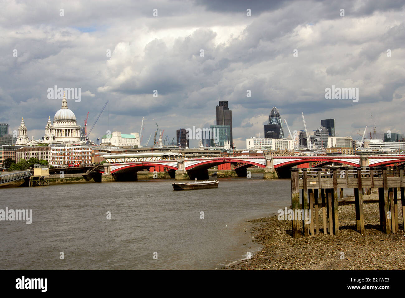 Skyline von dem nördlichen Ufer der Themse vom Südufer der Themse, London, bei Ebbe Stockfoto