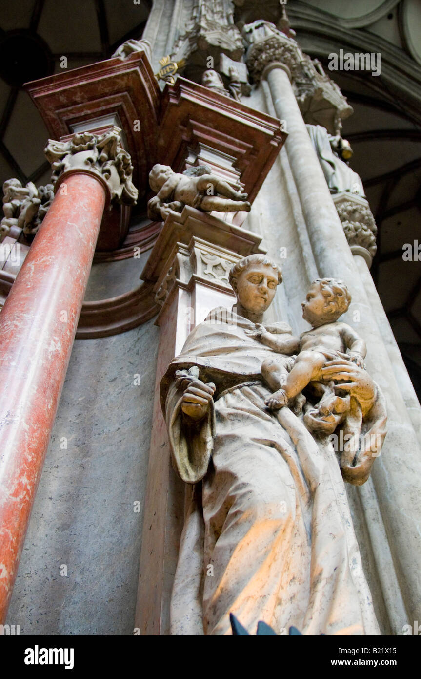 Wien, Österreich. St Stephen Innenausstattung der Kathedrale (Stephansdom). Statue des Heiligen Stockfoto