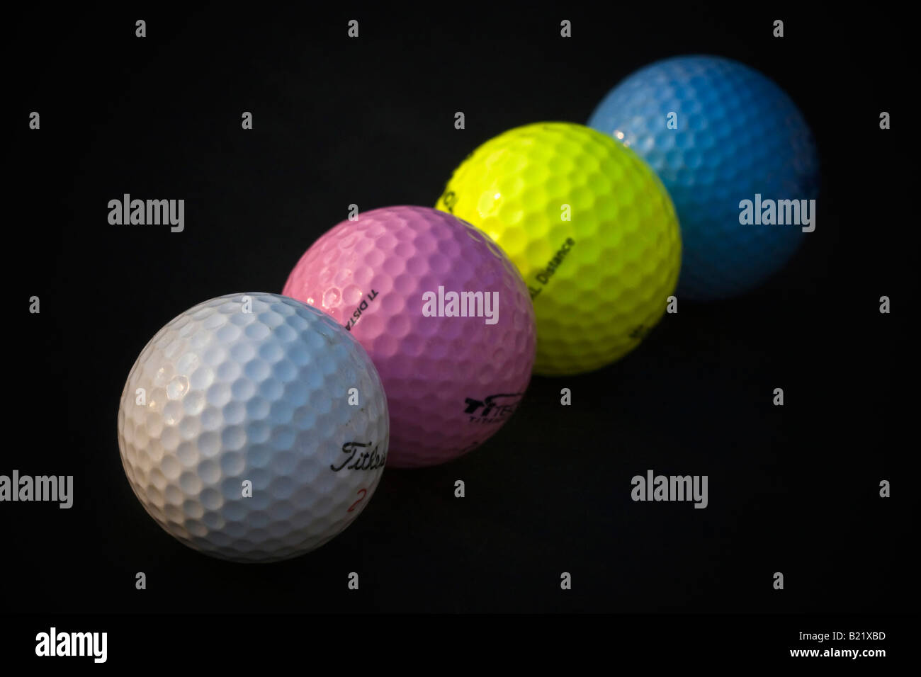 Farbenvielfalt Golfbälle Sport farbig auf schwarzem Hintergrund ausgeschnitten isoliert Nahaufnahme Verkauf bei Alamy horizontal in USA US hochauflösend Stockfoto