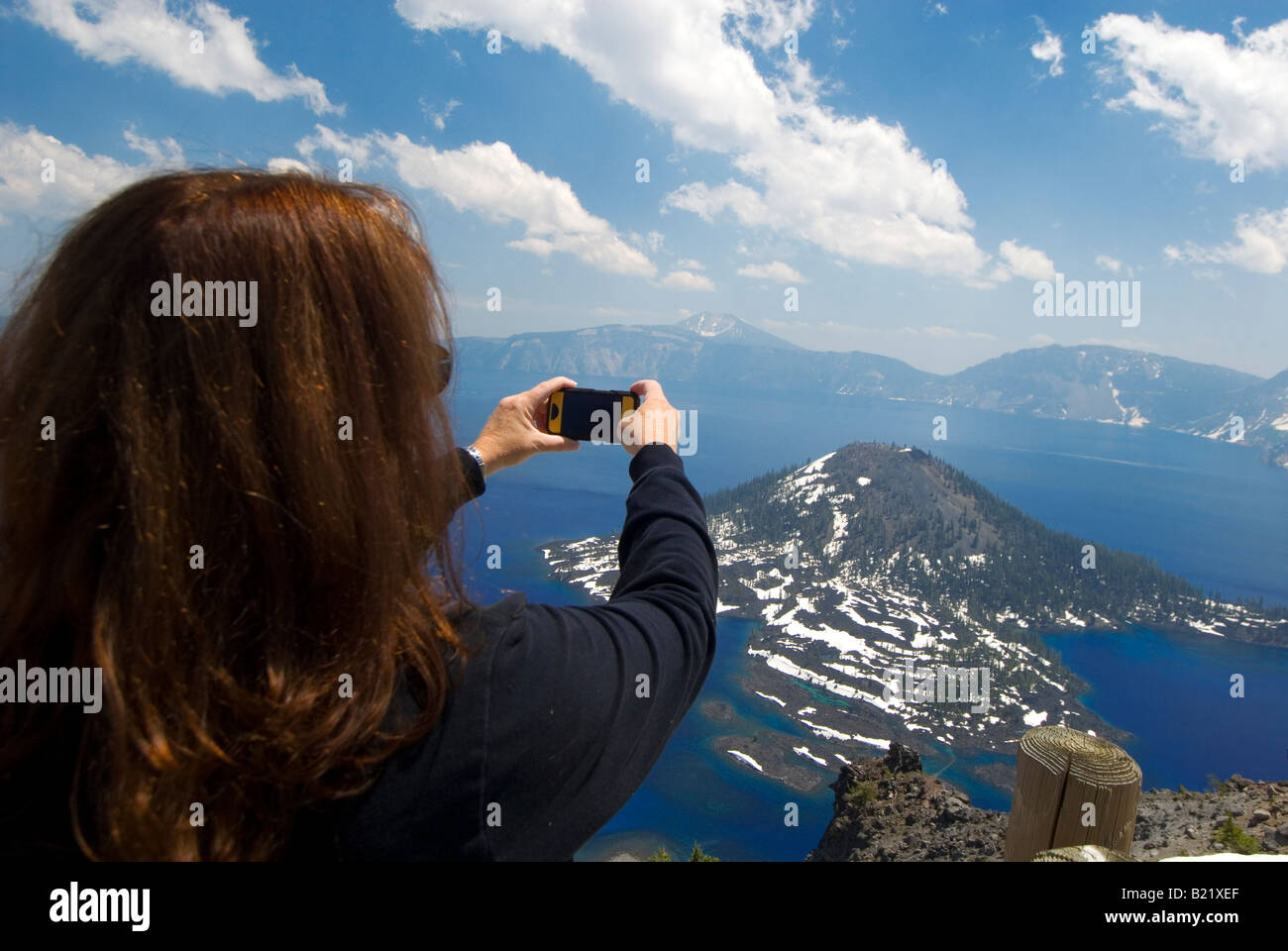 Touristen, die Aufnahme eines Wizard Island in Crater Lake Nationalpark Oregon Stockfoto