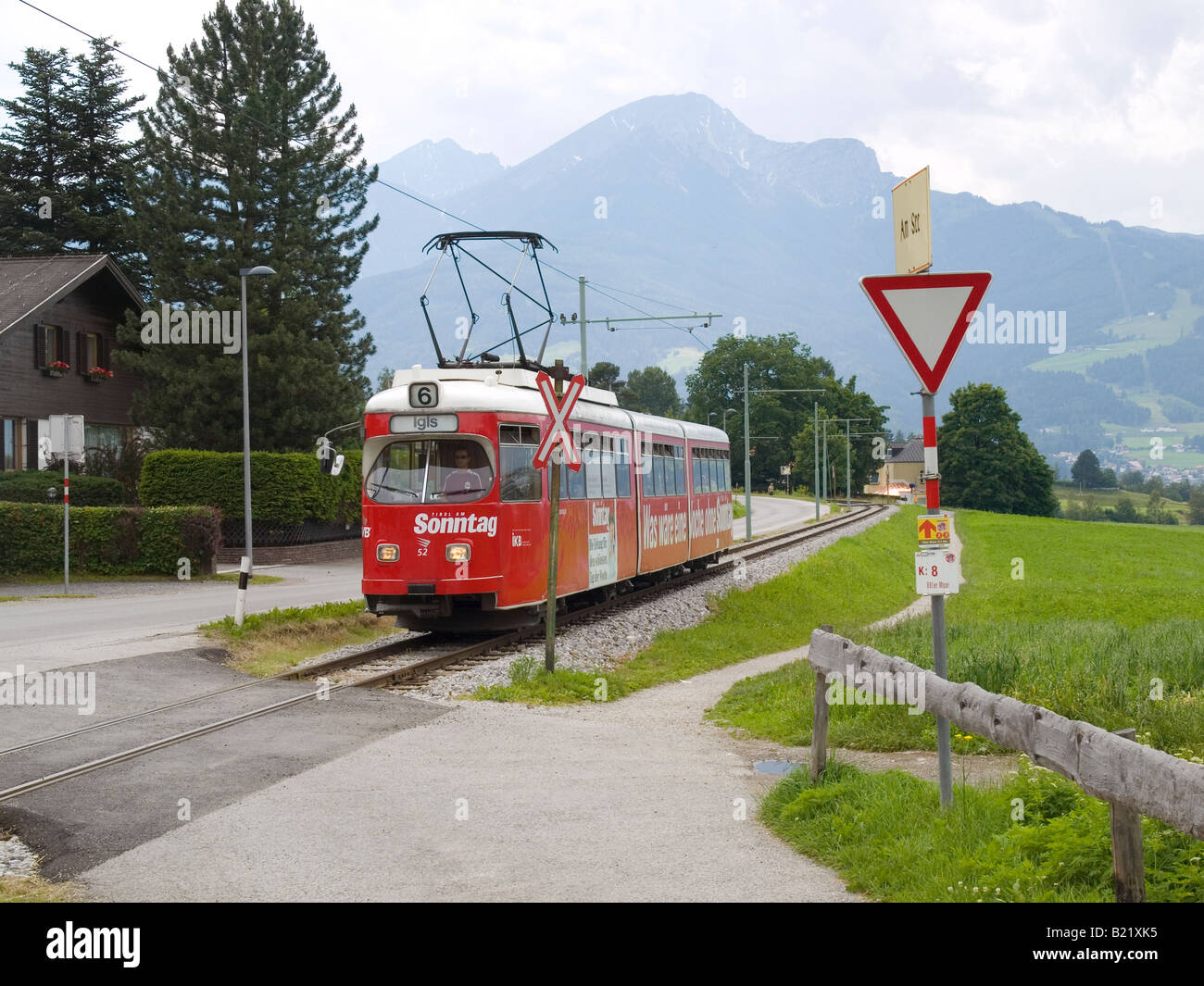 Eine lokale Straßenbahn von Innsbruck nach Igls gebaut als ein Pendlerservice jetzt hauptsächlich von Touristen genutzt Stockfoto