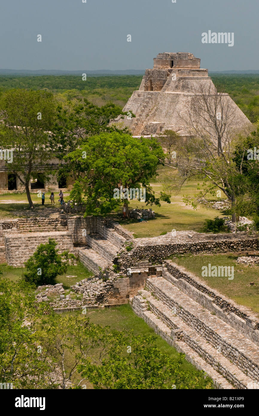 Die Pyramide des Zauberers aus der großen Pyramide auf dem alten Maya-Ruinen von Uxmal Mexiko Stockfoto