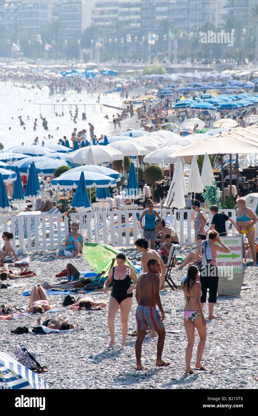 Menschen am Strand, Anges Bay, Nizza, Südfrankreich Stockfoto