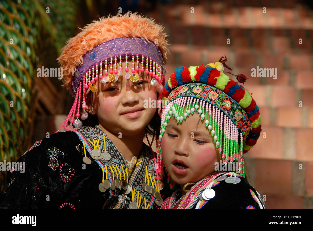 Kinder in Bergvolk Kostüm im Wat Phra Doi Suthep, in der Nähe von Chiang Mai, Thailand Stockfoto