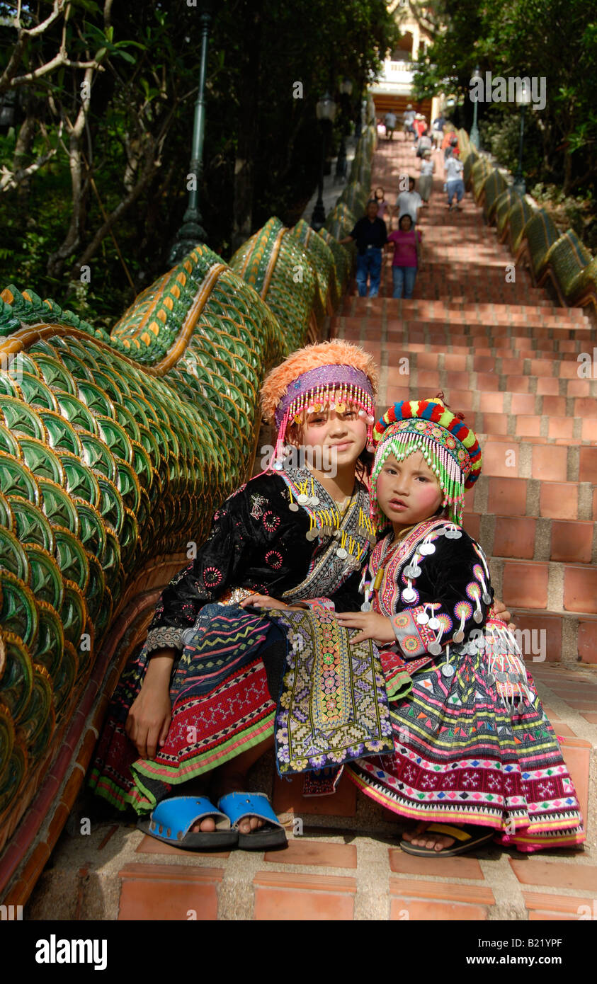 Kinder in Bergvolk Kostüm im Wat Phra Doi Suthep, in der Nähe von Chiang Mai, Thailand Stockfoto