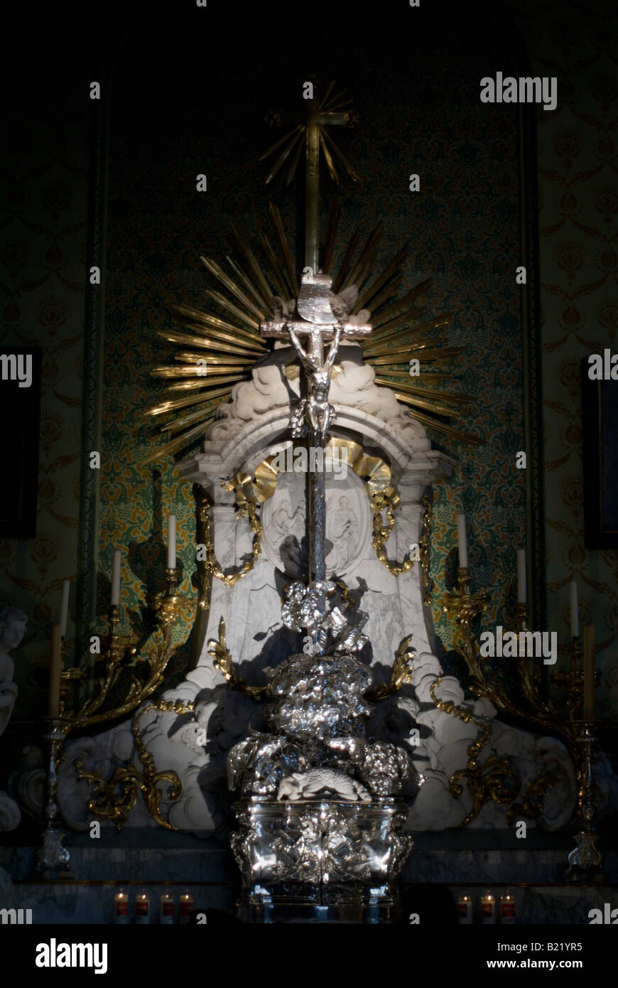 Kleiner Altar in der Basilika des Heiligen Blutes, in Brügge, Belgien Stockfoto