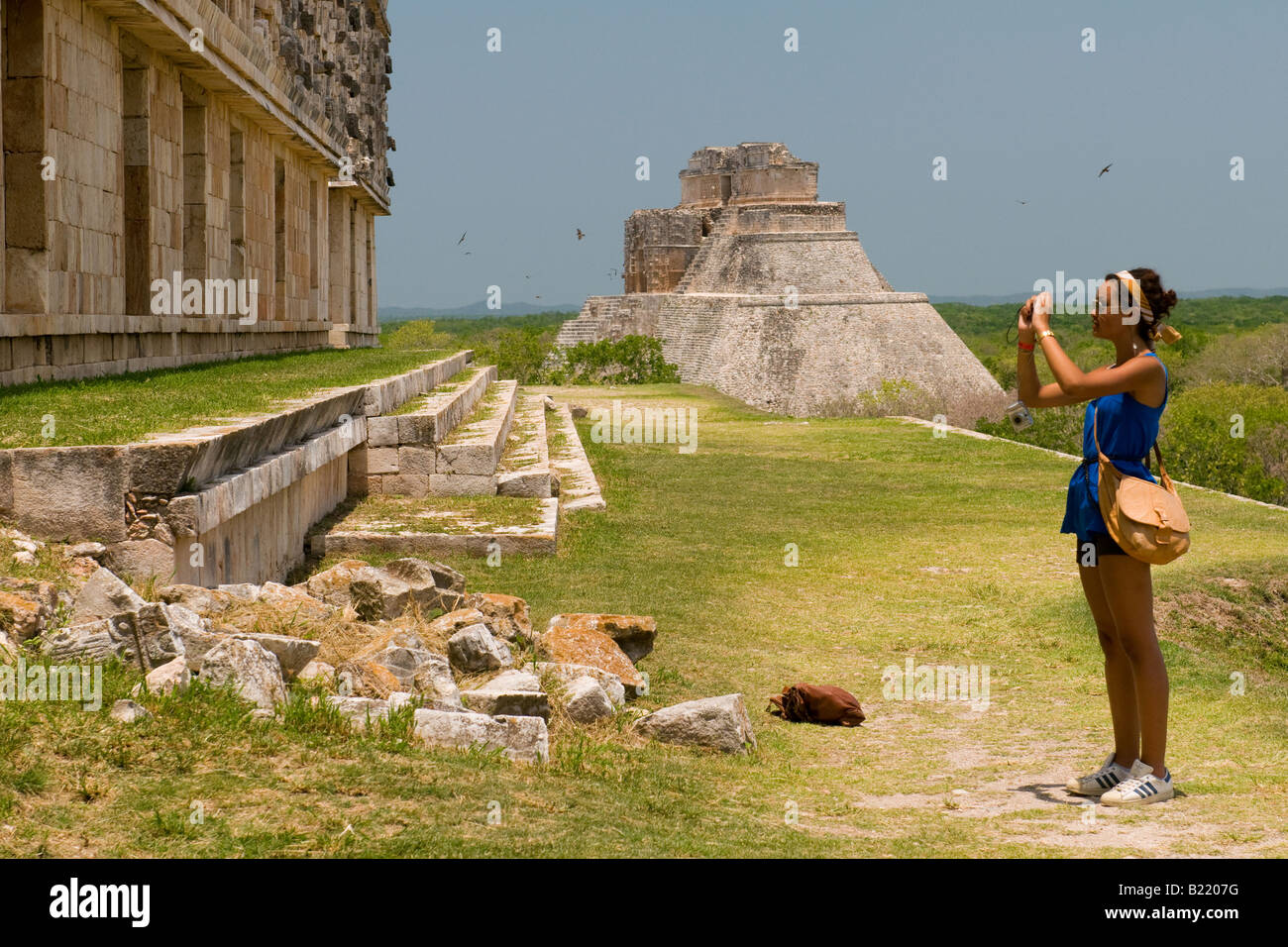 Die Pyramide des Zauberers aus der großen Pyramide auf dem alten Maya-Ruinen von Uxmal Mexiko Stockfoto