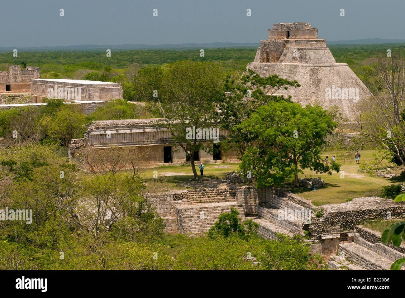 Die Pyramide des Zauberers aus der großen Pyramide auf dem alten Maya-Ruinen von Uxmal Mexiko Stockfoto