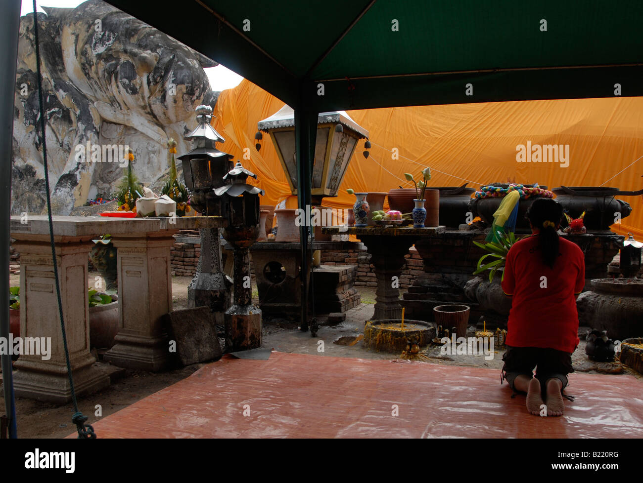 Beten an ein liegender Buddha, Ayutthaya Historical Park, Thailand Stockfoto