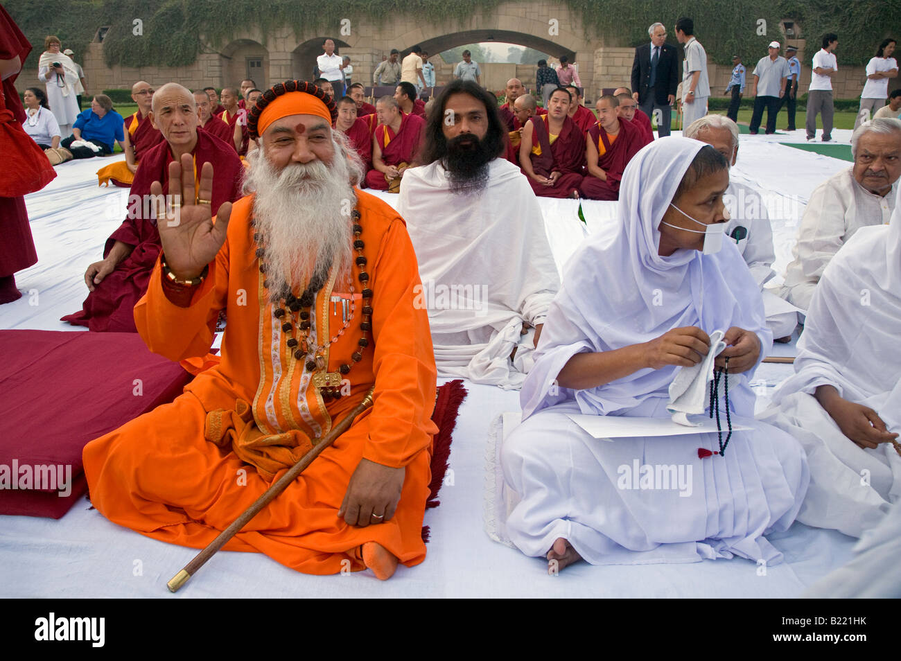Hindus, Jains und Buddhisten besuchen ein Gebet für Weltfrieden auf die RAJ GHAT Ghandis ewige Flamme in 2008 neu DELHI Indien Stockfoto