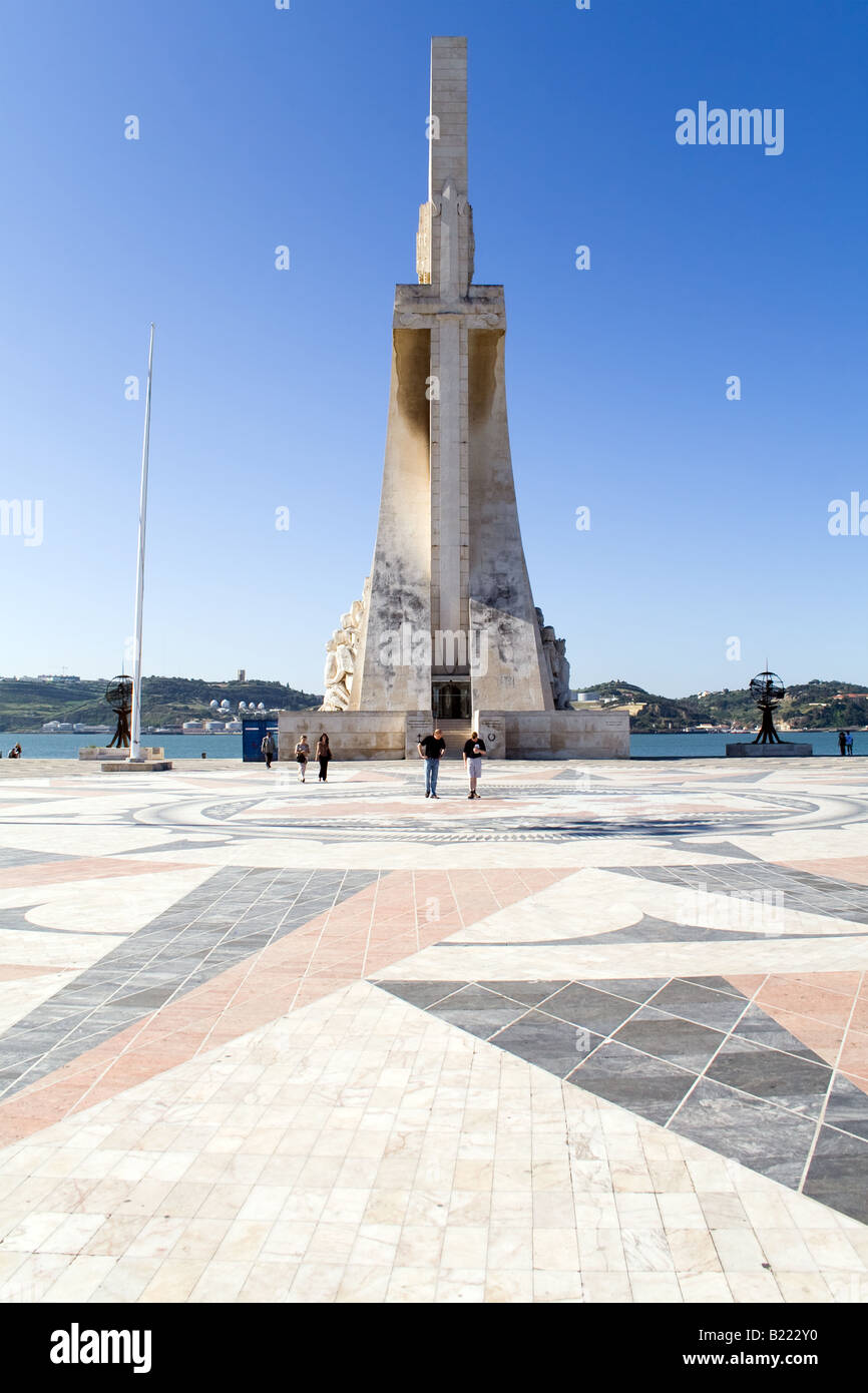Meer-Entdeckungen-Denkmal in Lissabon Detail. Der Beginn der Globalisierung aber auch interkontinentale Sklaverei und Kolonialismus. Stockfoto