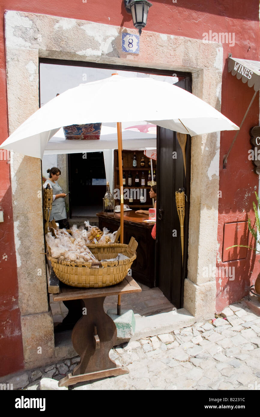 Kleiner Laden in Josefa D'Obidos Straße in Obidos Dorf. Eine sehr gut erhaltene mittelalterliche Stadt, noch innerhalb der Burgmauern. Stockfoto