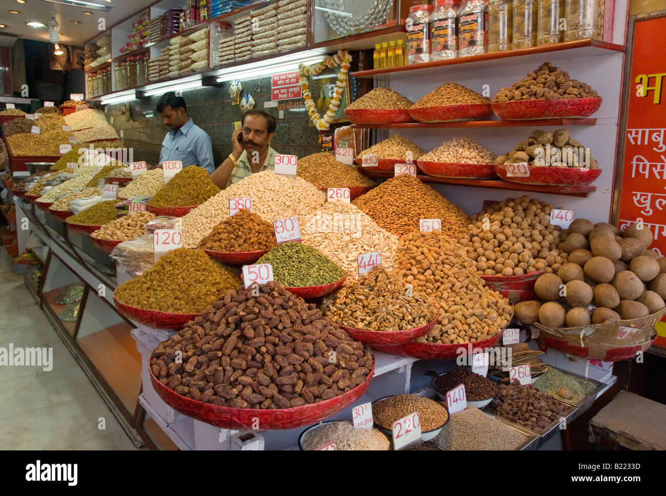 INDISCHE Händler verkaufen, Gewürzen und Früchten in der