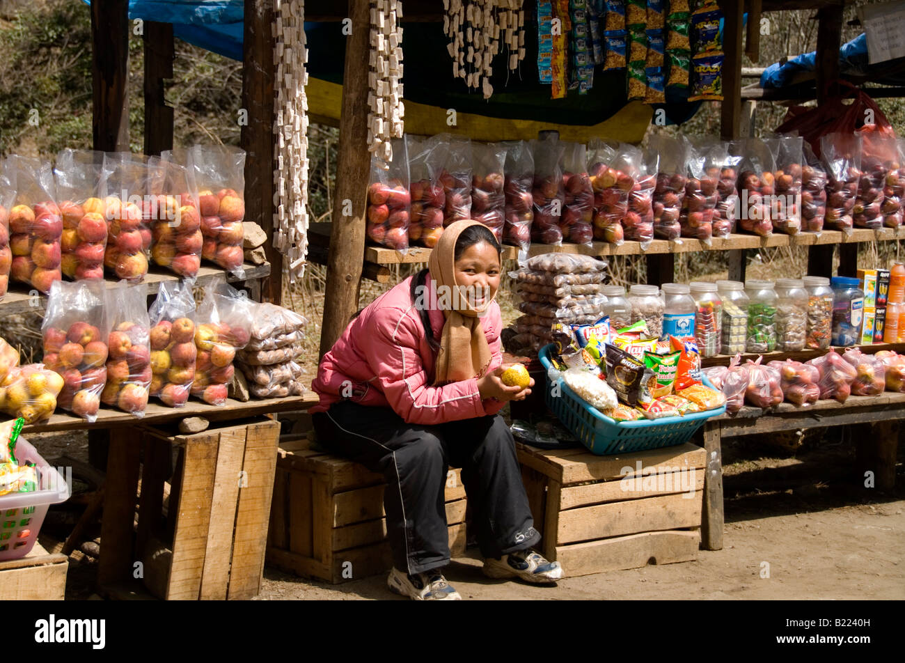 Frau verkaufen frische produzieren entlang Dochu La (Pass), in der Nähe von Hongtsho, Bhutan Stockfoto