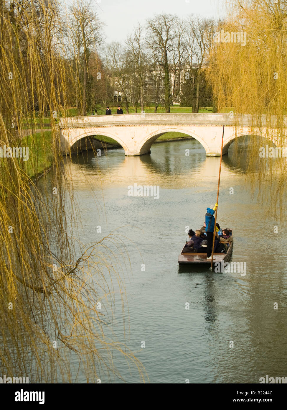 Touristen, Stechkahn fahren auf dem Fluss Cam Stockfoto