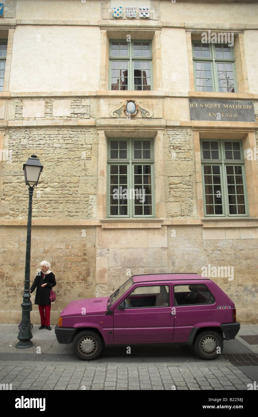 Frau stehend nahe bei einem lila Fiat Panda, Caen, Normandie, Frankreich  Stockfotografie - Alamy