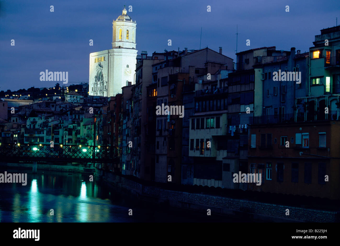 Beleuchtete Kathedrale Rio Onyar in Girona-Costa Brava Catalonia Spanien Stockfoto