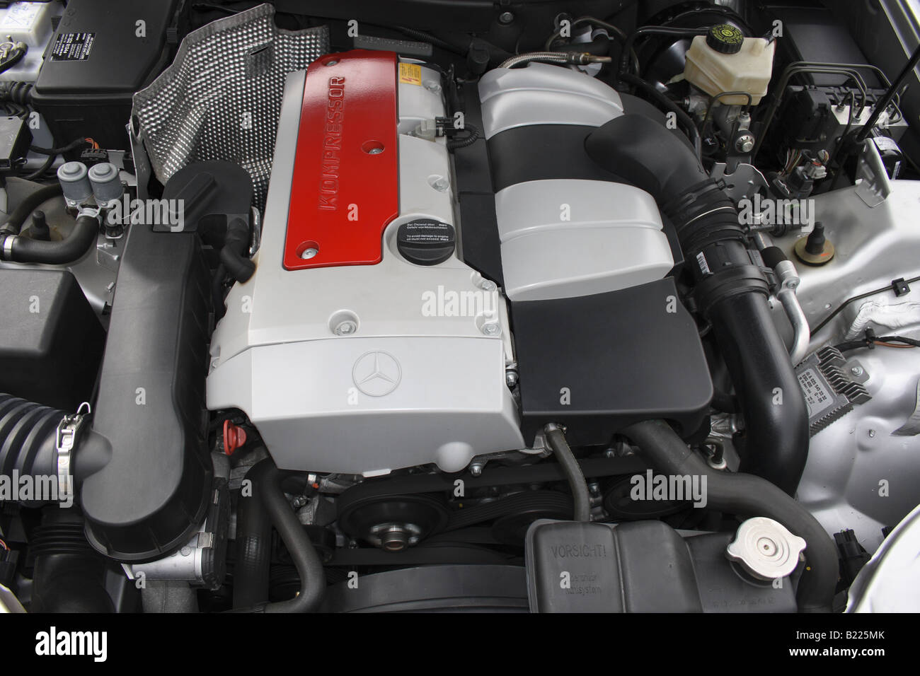 Mercedes SLK 200, 4-Zylinder-Kompressor-Motor. Foto: Willy Matheisl Stockfoto
