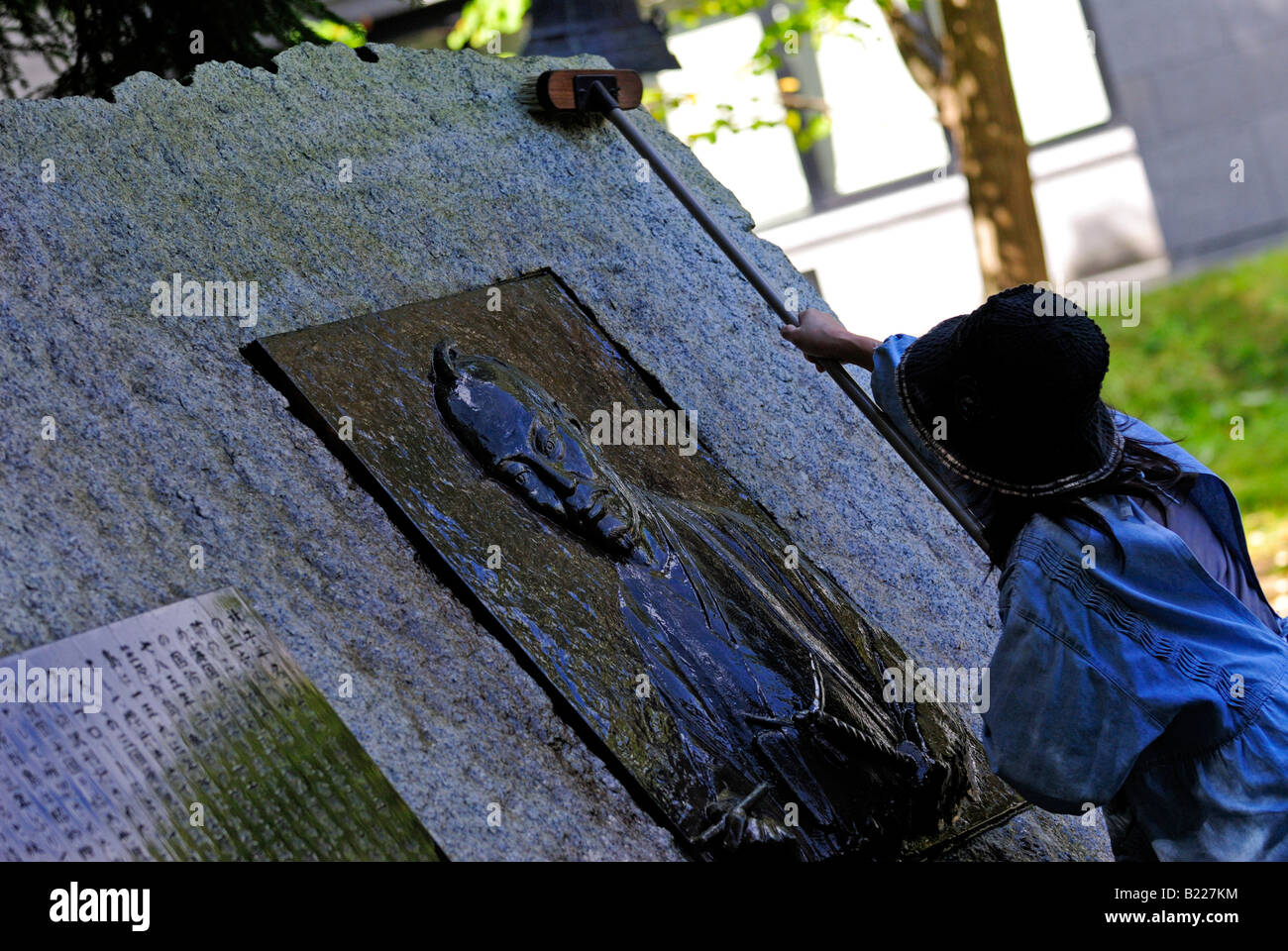 Freiwillige waschen Statuen der mächtigen feudalen Herr Date Masamune bei Sendai Aoba Schloss Japan Stockfoto