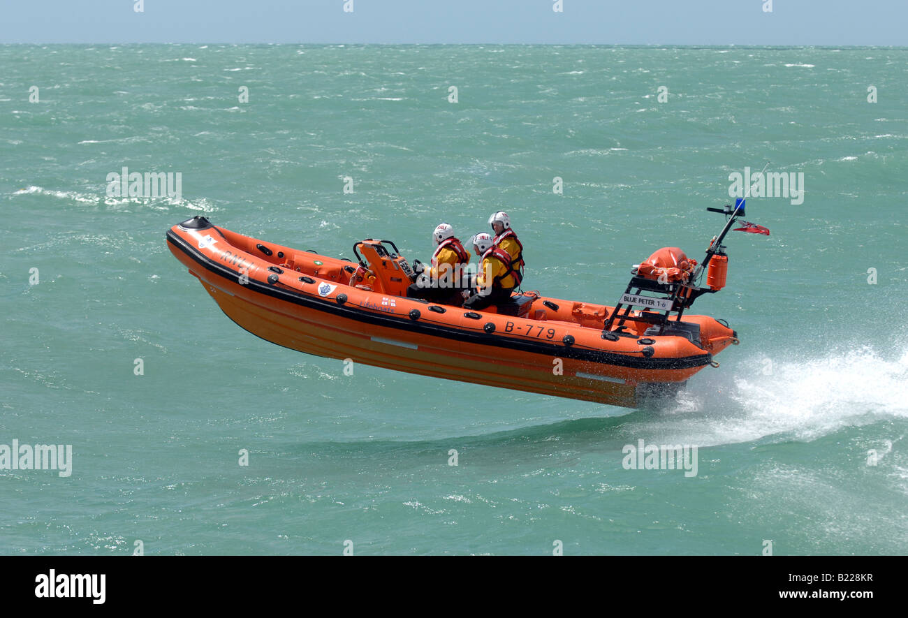 Die Küstenfischerei RNLI-Rettungsboot namens Blue Peter 1 in Aktion an Worthing Küste UK Stockfoto