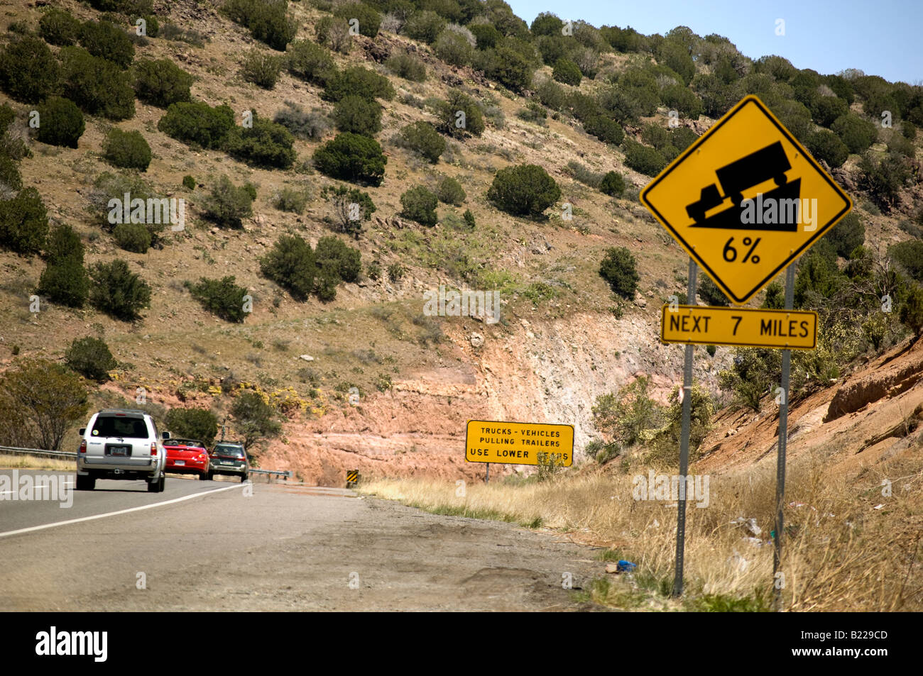 Zeichen auf einer Straße im nördlichen Arizona Warnung Fahrer einer scharfen Steigung Stockfoto