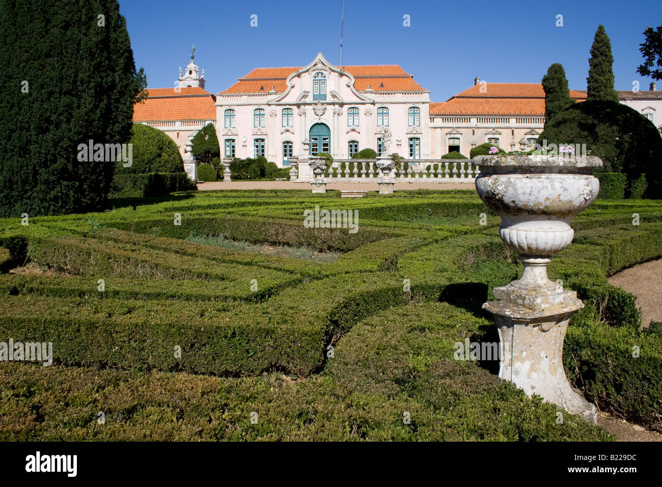 NeptunGärten (Barock) und eine der Fassaden von Queluz Königspalast