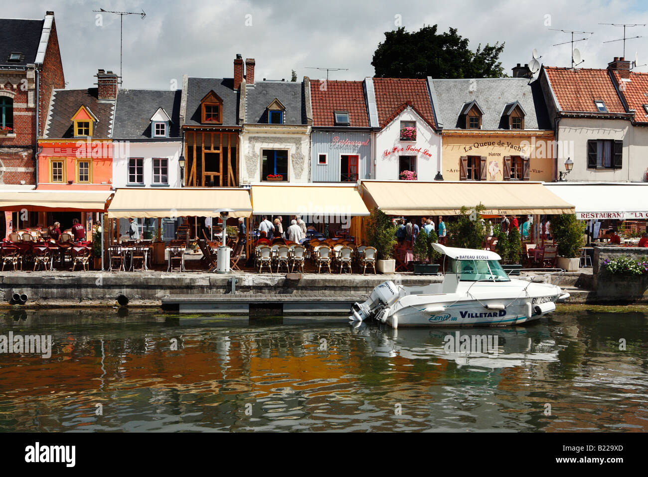 Restaurants in kleine alte Häuser mit Terrassen am Quai Belu, Quartier Saint-Leu, Amiens, Picardie, Nord-Frankreich Stockfoto