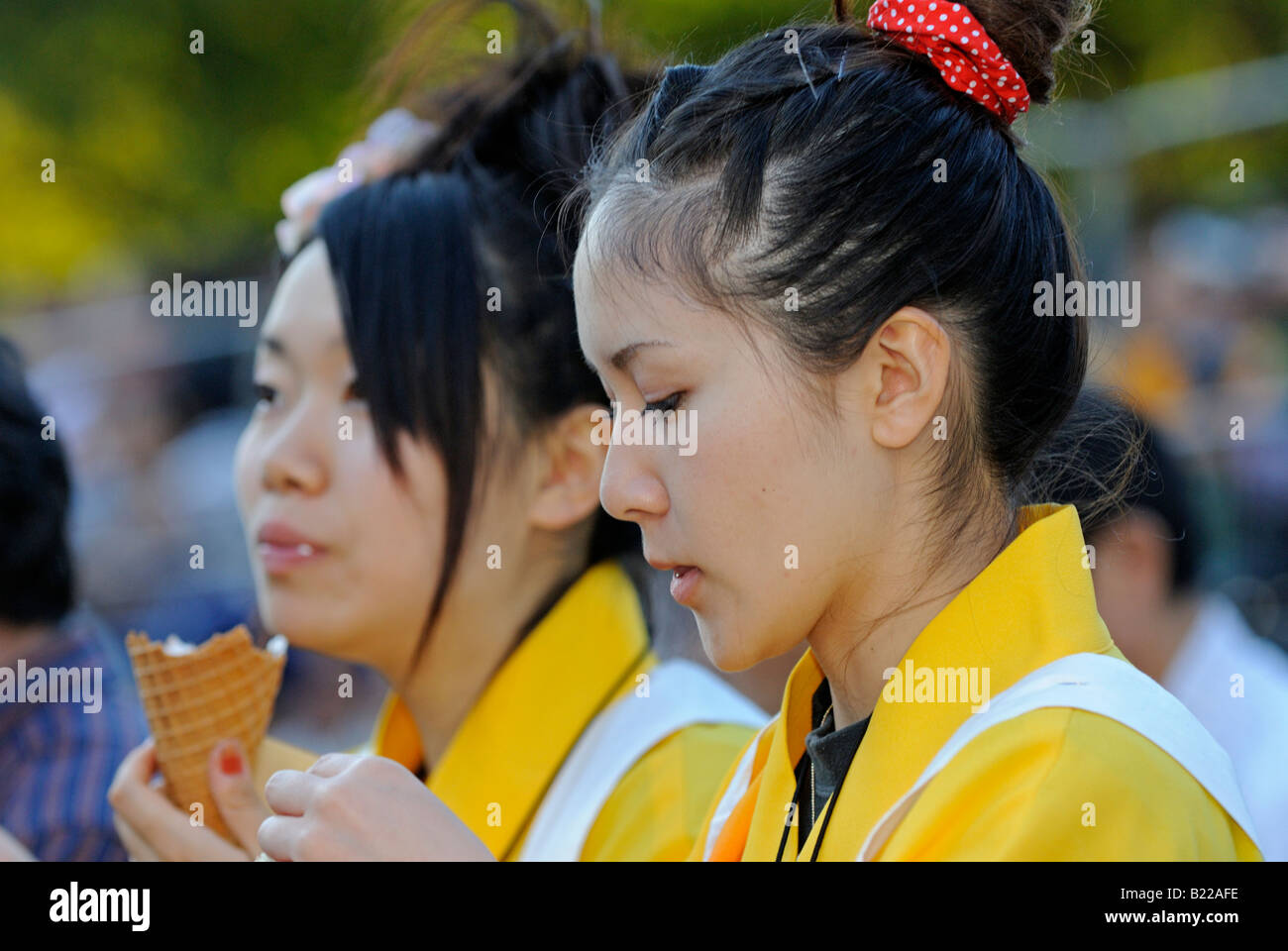 Japanische Mädchen in Tracht, essen Eis bei Michinoku YOSAKOI Festival Sendai, Japan Stockfoto
