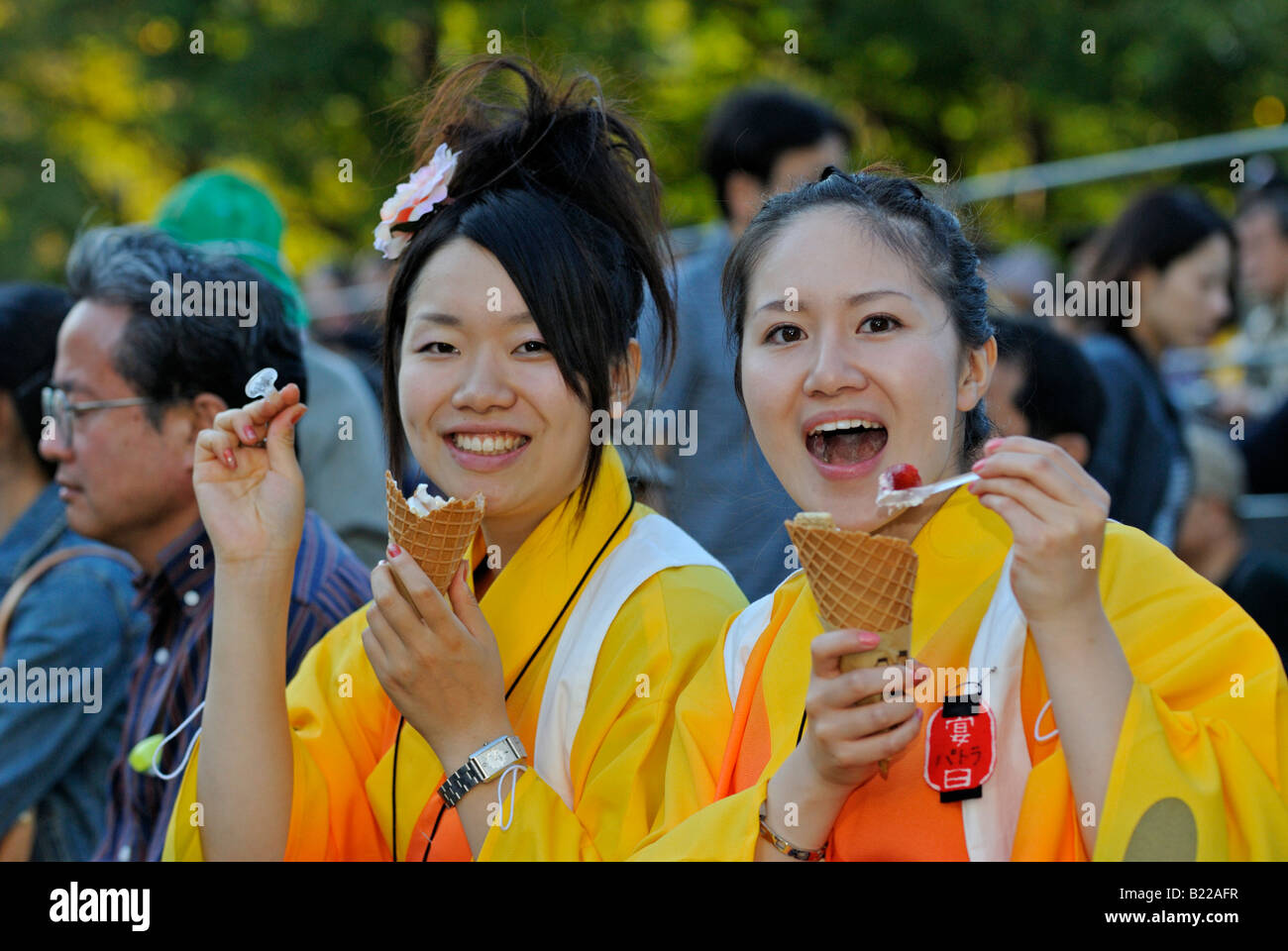 Japanische Mädchen in Tracht, essen Eis bei Michinoku YOSAKOI Festival Sendai, Japan Stockfoto