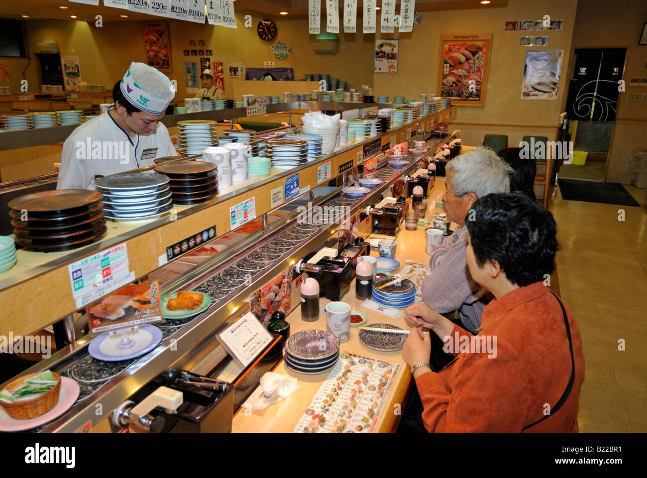 Kunden im japanischen Sushi-bar Sendai, Japan Stockfoto