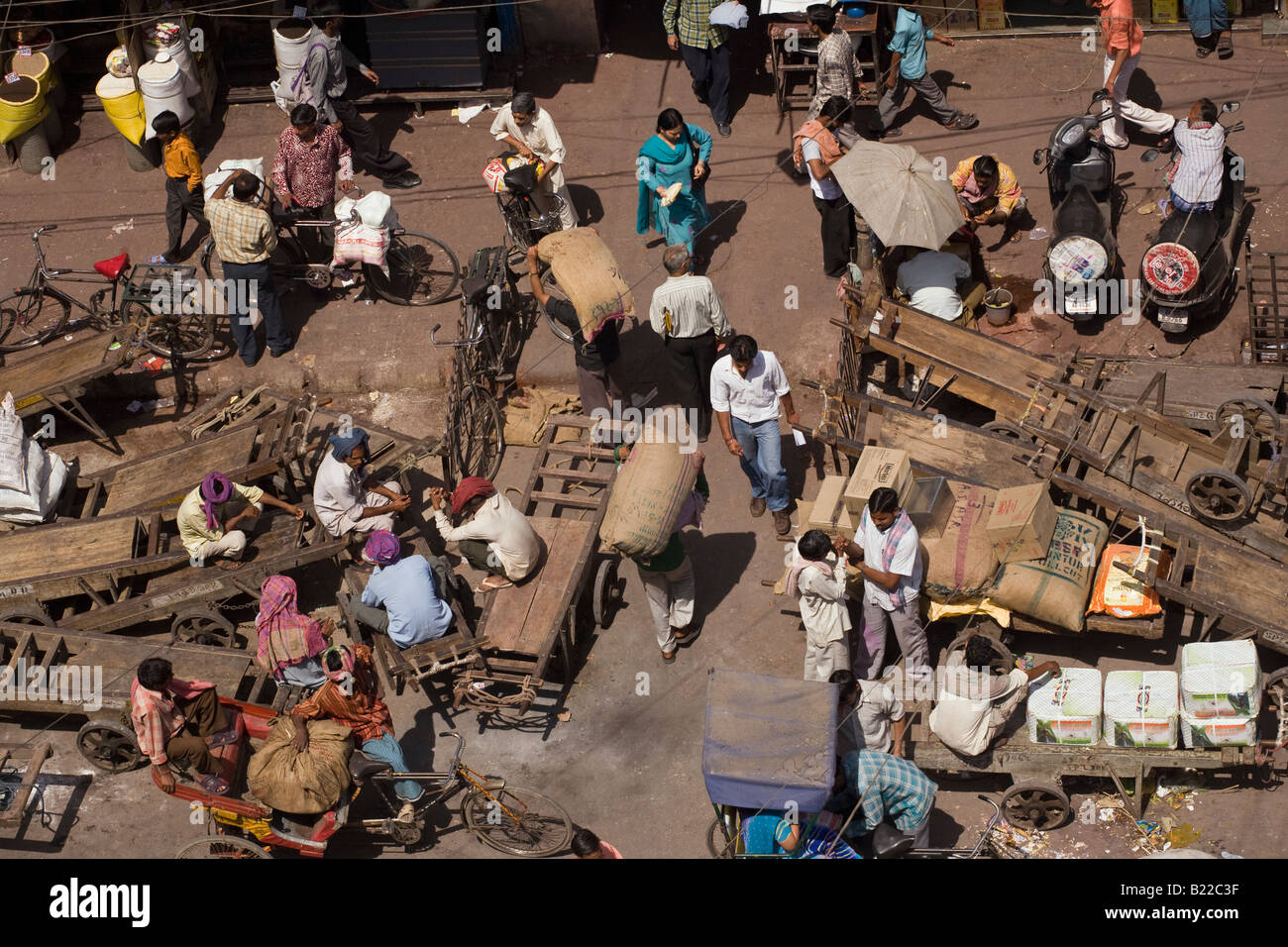 Arbeiter und HANDWAGEN gezeichnet im Großhandel Bezirk von CHANDNI CHOWK OLD DELHI Indien Stockfoto