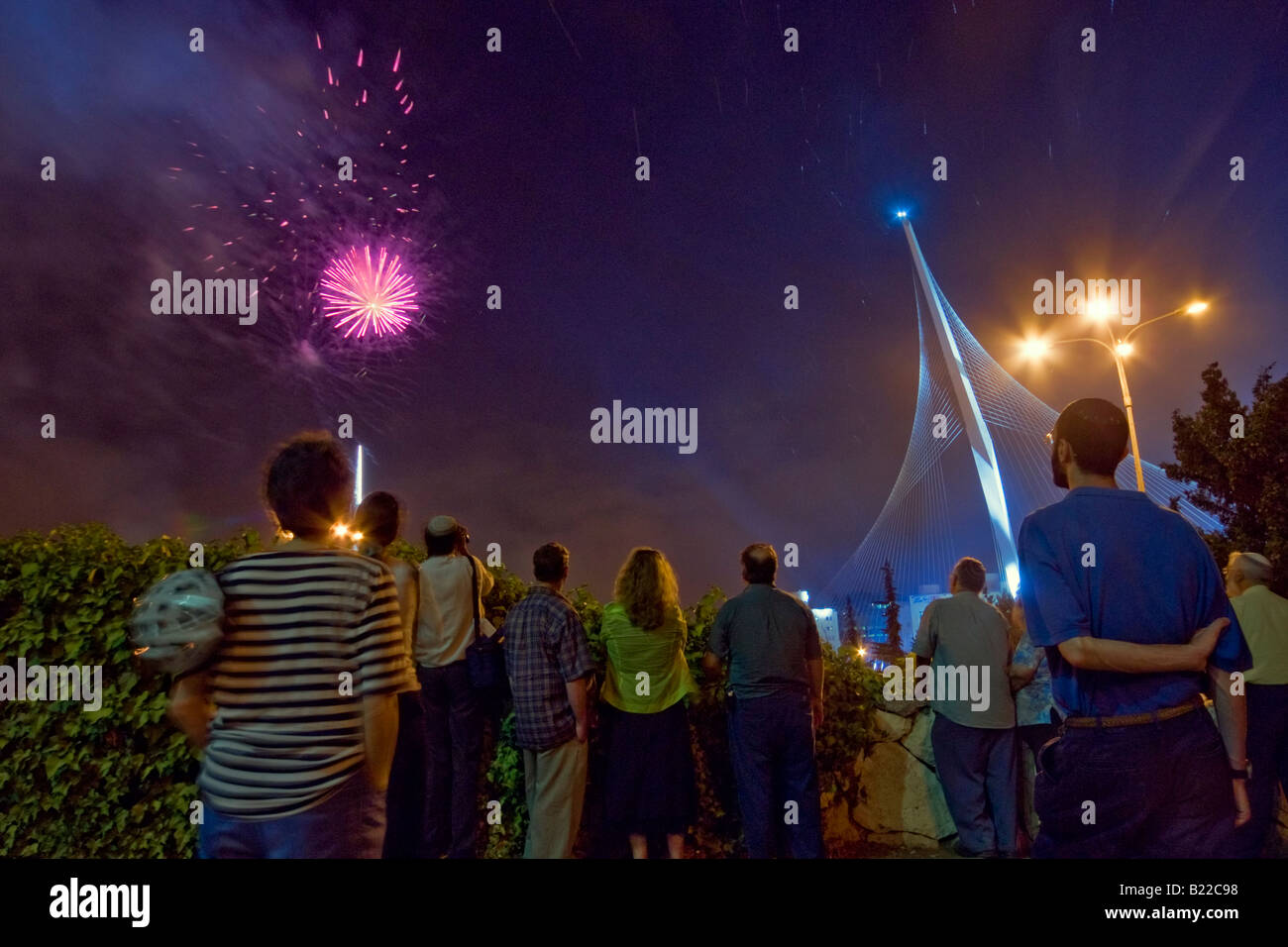 Jerusalem, Israel. Leute zu beobachten das Feuerwerk und laser-Licht in der Nähe der neuen Akkorde Brücke. Stockfoto