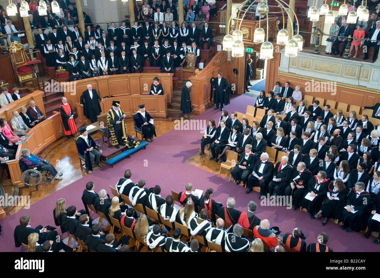 Abschluss-Zeremonie an der Oxford University und viele lachende Gesichter findet statt in das Sheldonian Theatre - ein Zaunkönig-Gebäude. Stockfoto