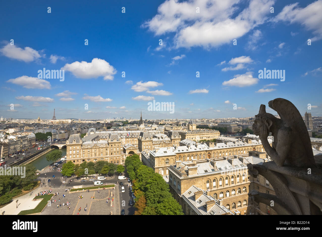 Wasserspeier an der Notre Dame Kathedrale mit Blick auf Paris und den Eiffelturm Stockfoto