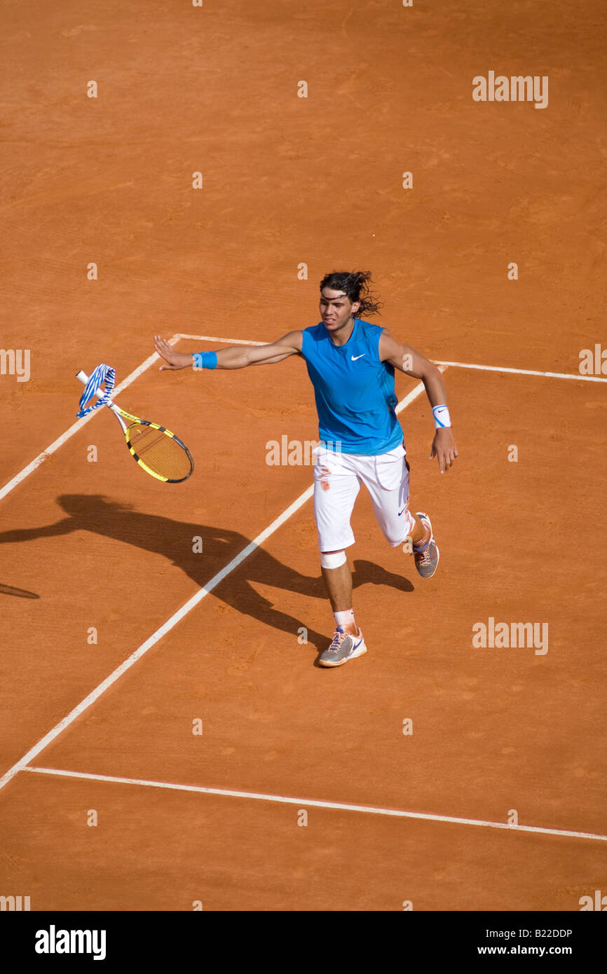 Spanische Tennisstar Rafael Nadal wirft seinen Schläger auf den Boden, wie  er feiert das ATP Masters Event in Monte Carlo zu gewinnen Stockfotografie  - Alamy