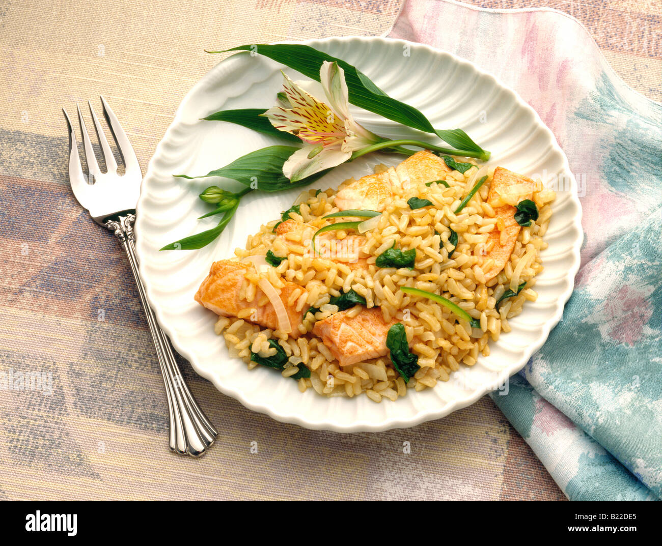 Warmem gegrilltem Lachs Reissalat bestehend aus Lachs, braunen Reis und Spinat-Vinaigrette dressing Stockfoto