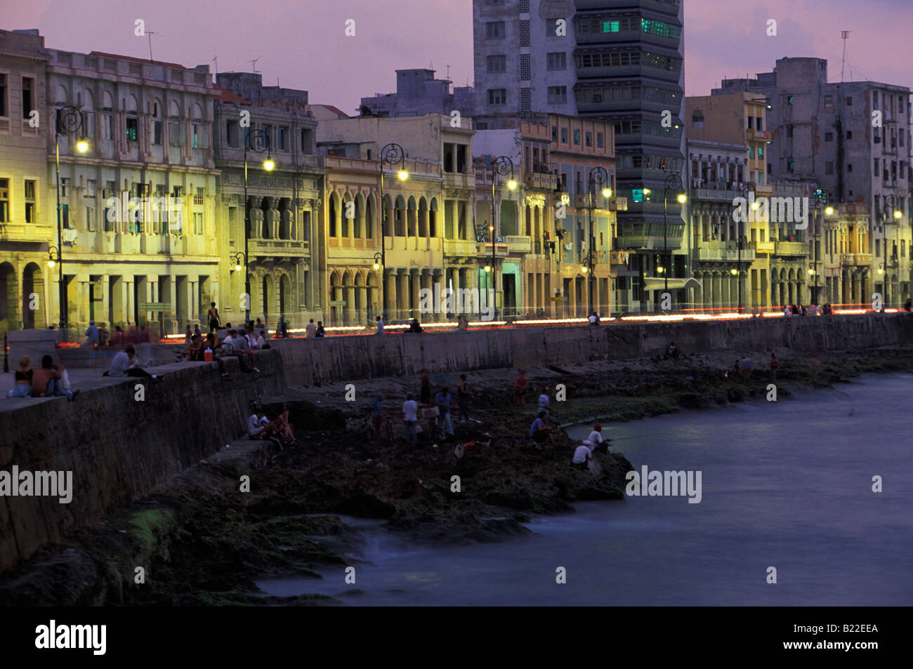 Beleuchtete Malecon in Havanna Kuba Karibik Abend Stockfoto