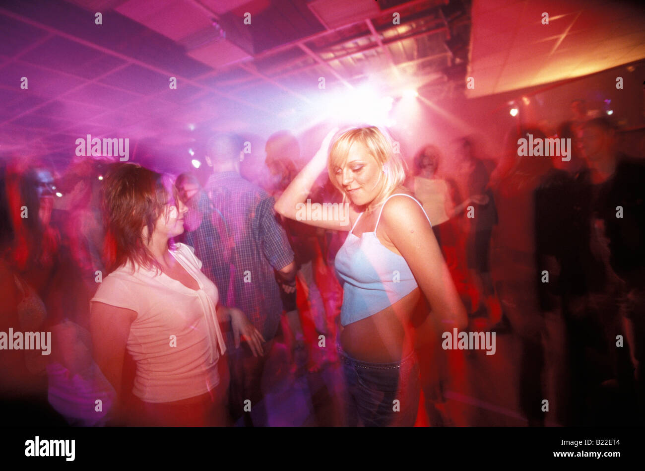 Zwei junge Mädchen tanzen im Park Disco Club Warschau Polen Stockfoto