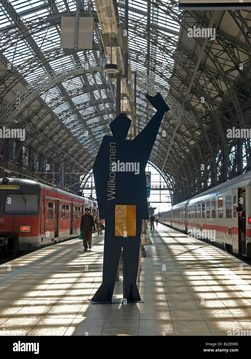 Züge auf der Strecke mit einer Gestalt für Empfang und das Zeichen für Nichtraucher im Hauptbahnhof Frankfurt Am Main Stockfoto