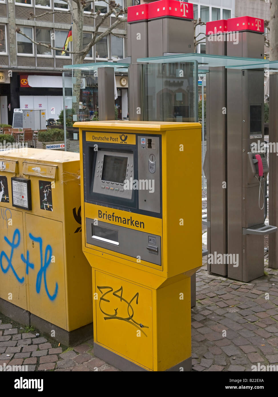 Deutsche Post mit Stempel Automat und Briefkästen und öffentliche Telefone  auf der Einkaufsstraße in Frankfurt Am Main Deutschland Stockfotografie -  Alamy