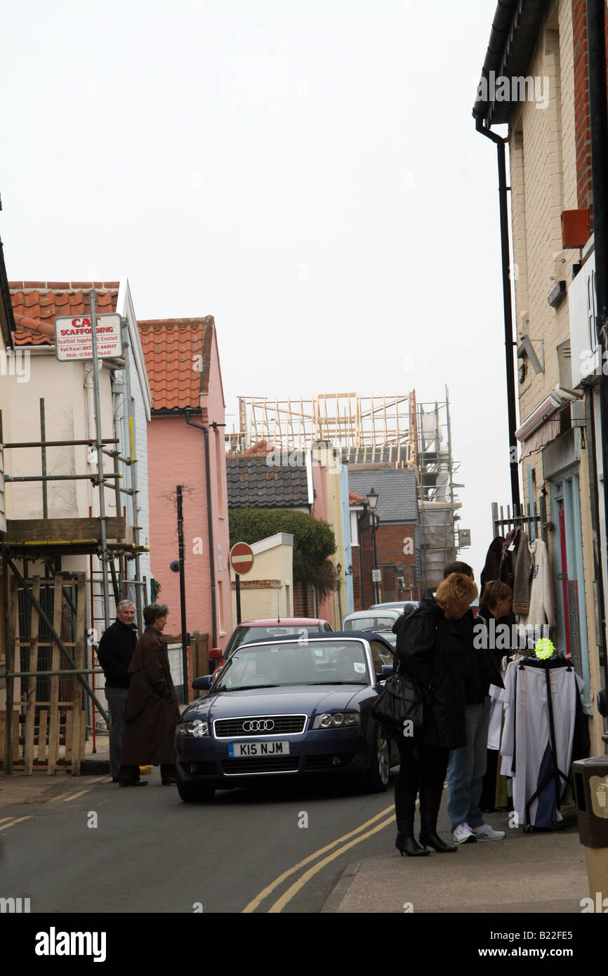 Aldeburgh an der Küste von Suffolk außerhalb der Saison aber noch damit beschäftigt Stockfoto