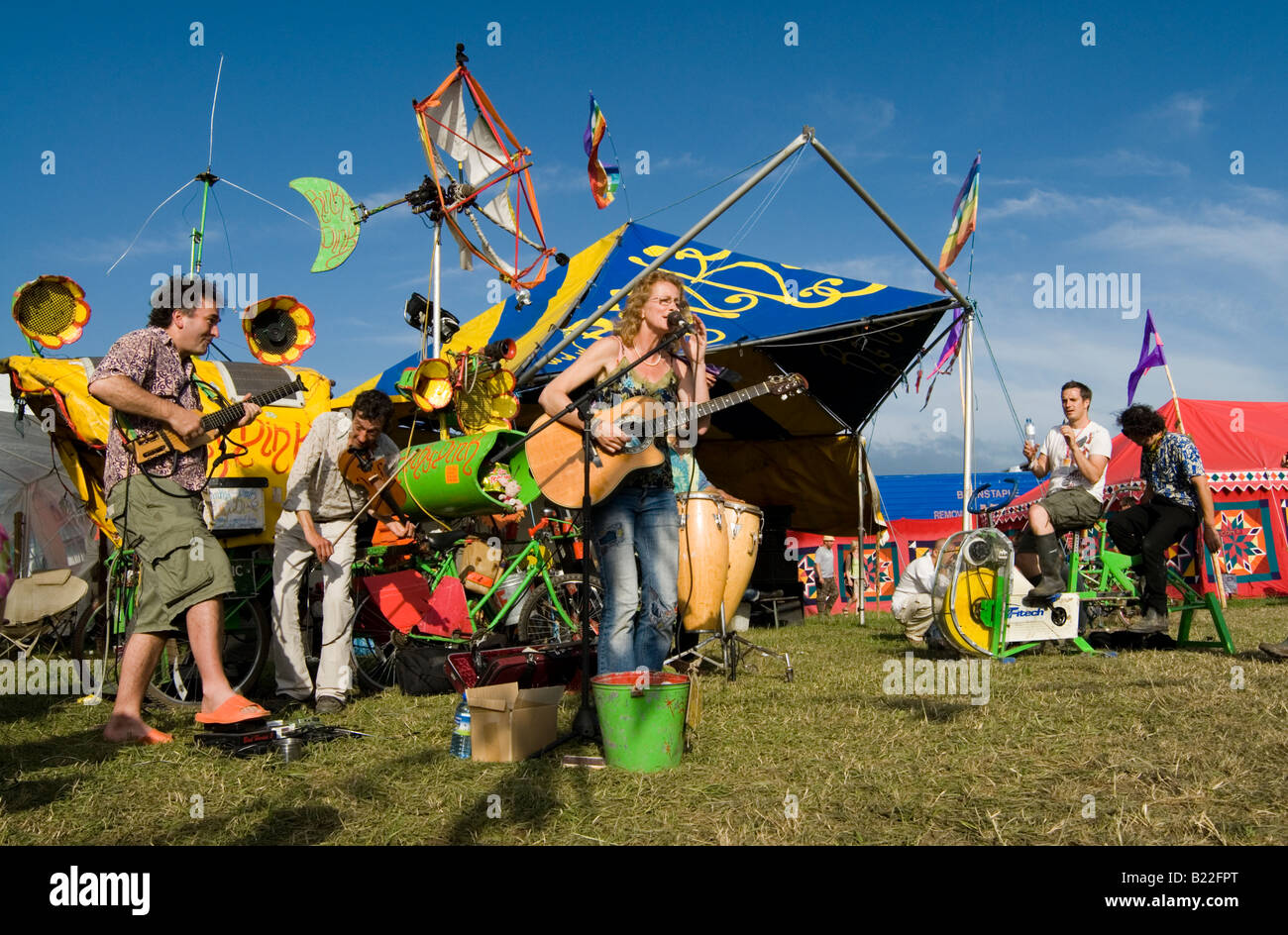 Rinky Dink Wind-, Solar- und Pedal powered sound-System in das grüne Feld Glastonbury Festival Stockfoto
