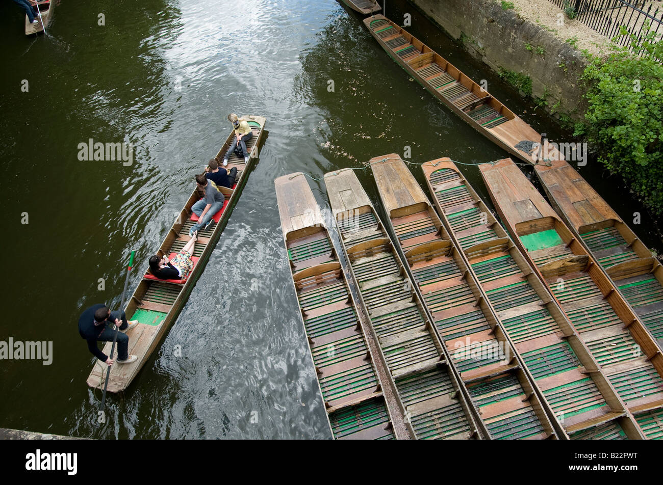 Die entspannte Art des Reisens, die hier auf dem Cherwell in Oxford, Bootfahren ist wo Sie vom Lattenrost Ende konventionsgemäß punt Stockfoto